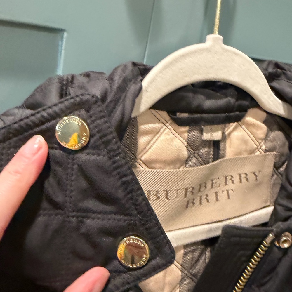 Burberry Women's Quilted Short Black Jacket - Picture 4 of 8